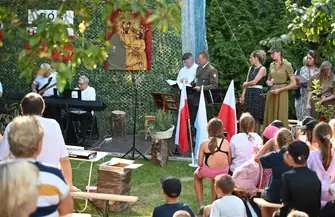 Śpiewem dla Ojczyzny. Koncert patriotyczny w ogrodach plebanii w Sławie