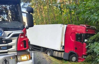 Zderzenie na trasie Sława - Lubiatów. 51-latek wjechał pod ciężarówkę