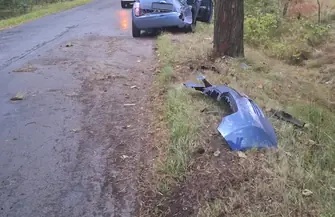Rozbity Nissan pod Golą